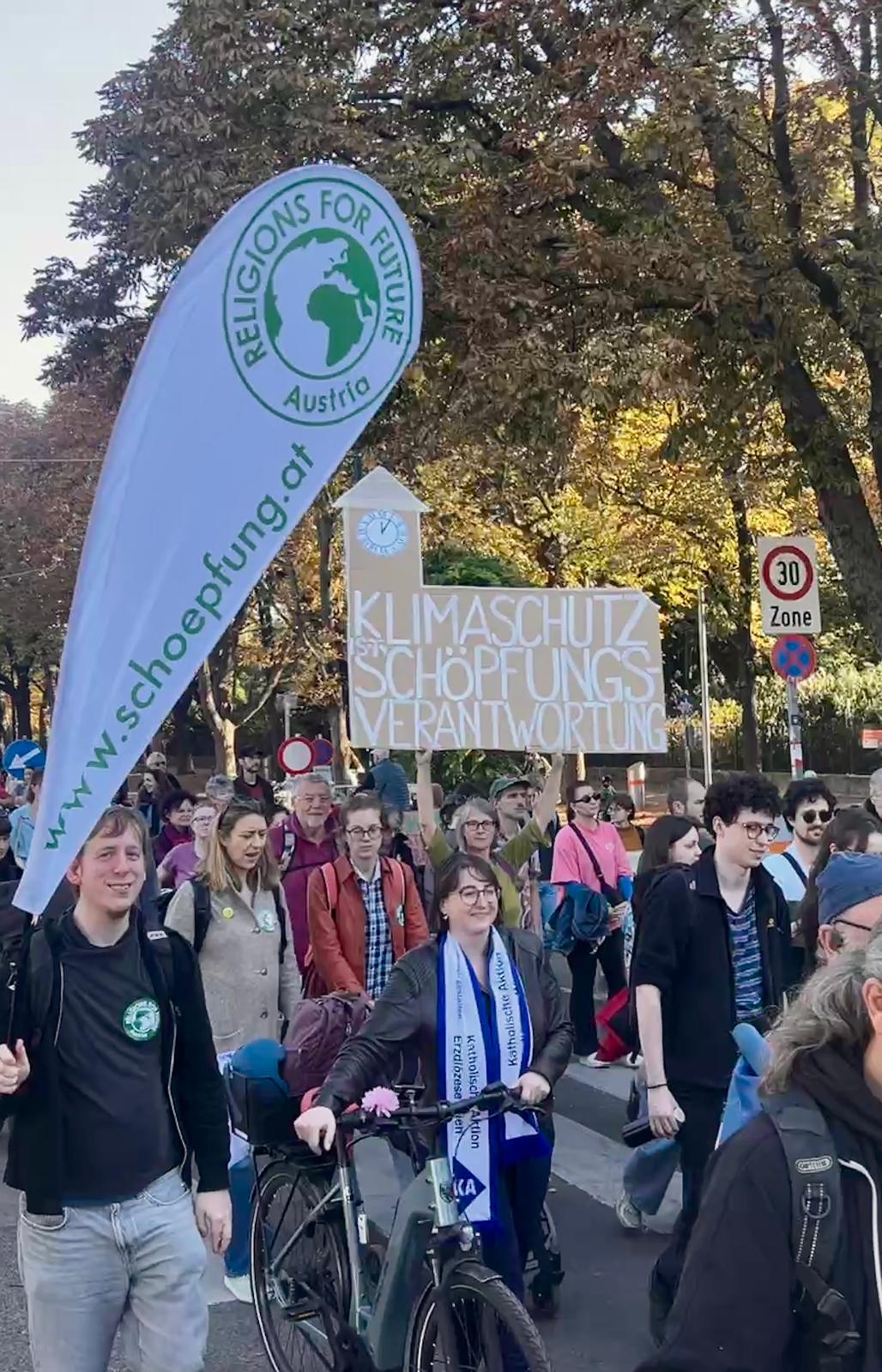 Auch viele Teilnehmer:innen aus Pfarren waren bei der Klima-Demo dabei! Z.B. die Gemeinde St. Rupprecht mit der Botschaft: „Klimaschutz ist Schöpfungsverantwortung“.